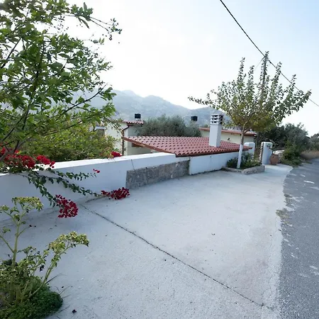 펜션 Arhondia House 이라피트라
